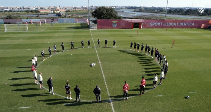 Benfica, depremzedeler için saygı duruşunda bulundu