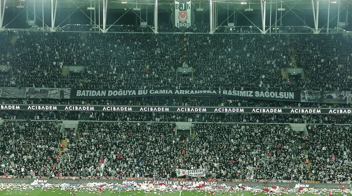 Beşiktaş taraftarları, depremzedeler adına sahaya oyuncak attı