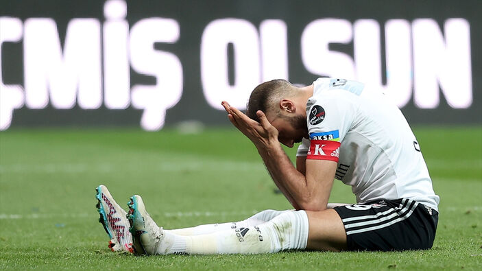 Beşiktaş'ta Cenk Tosun penaltı vuruşunu kaçırdı