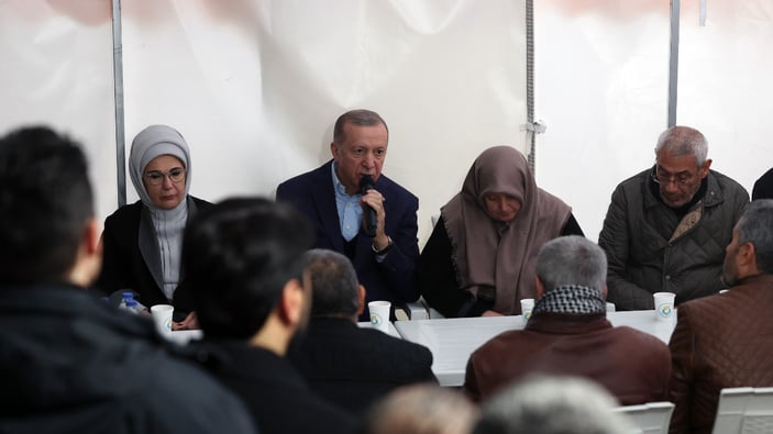 Cumhurbaşkanı Erdoğan, depremin etkilediği Şanlıurfa'da depremzedelere ziyarette bulundu