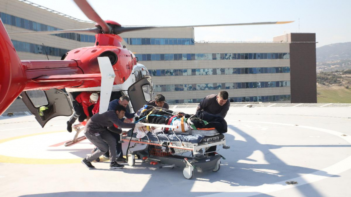 Deprem bölgelerindeki depremzedeler helikopter ambulansla sevk ediliyor