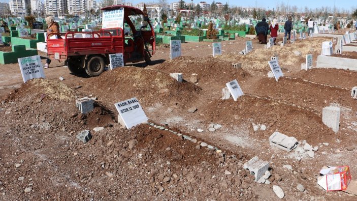 Depremde yaşamını yitirenler hatıralarıyla defnedildi