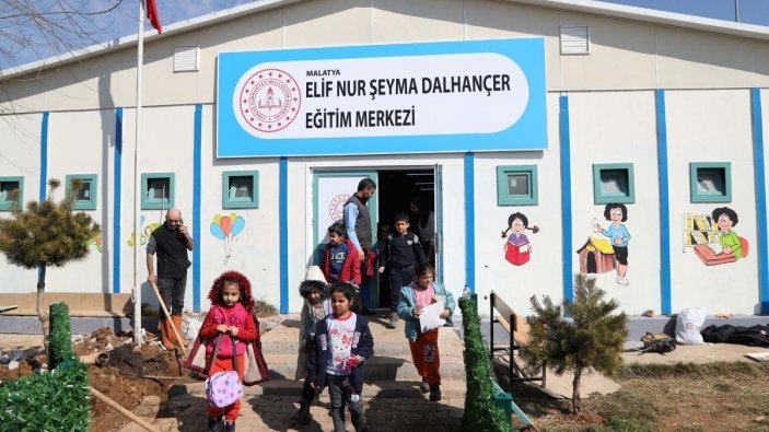 Depremden etkilenen Malatya'da kurulan konteynerda ilk ders zili çaldı