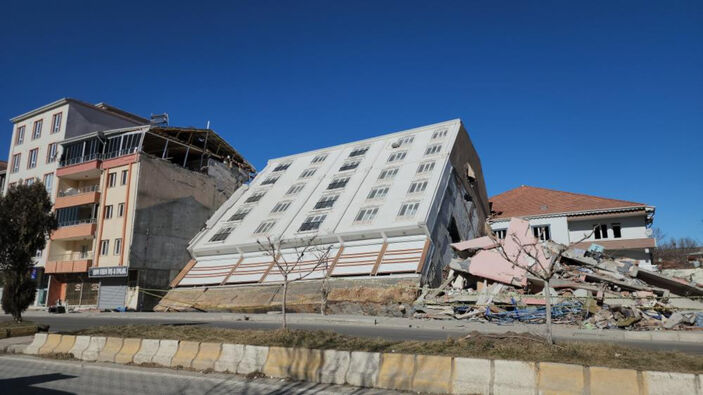 Depremin ardından çok konuşuldu! Adıyaman'da ibretlik bina sökülerek yan yattı