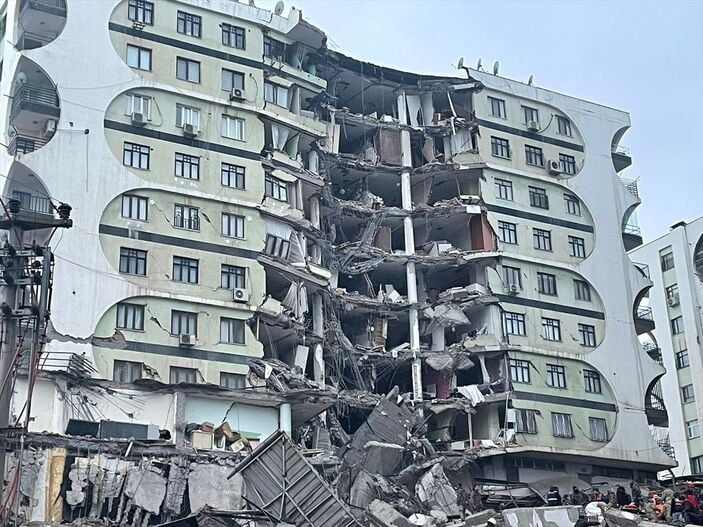 Depremin vurduğu Diyarbakır'da yıkılan iş merkezinin sorumluları yakalandı