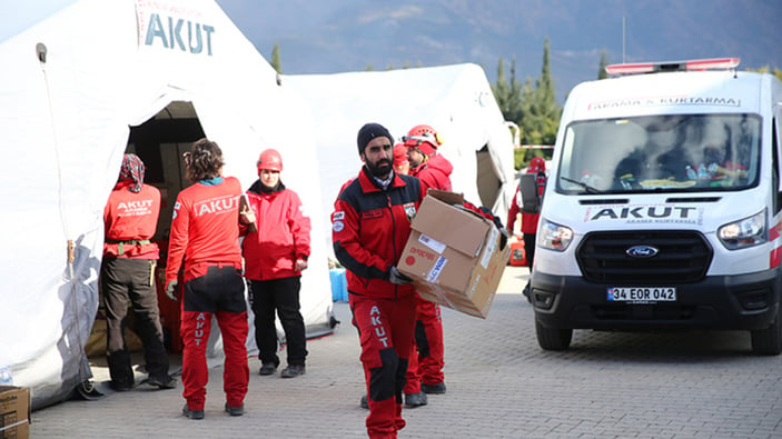 Eğitimsiz gönüllüler ve yalan ihbarlar, deprem bölgesinde müdahaleyi aksatıyor