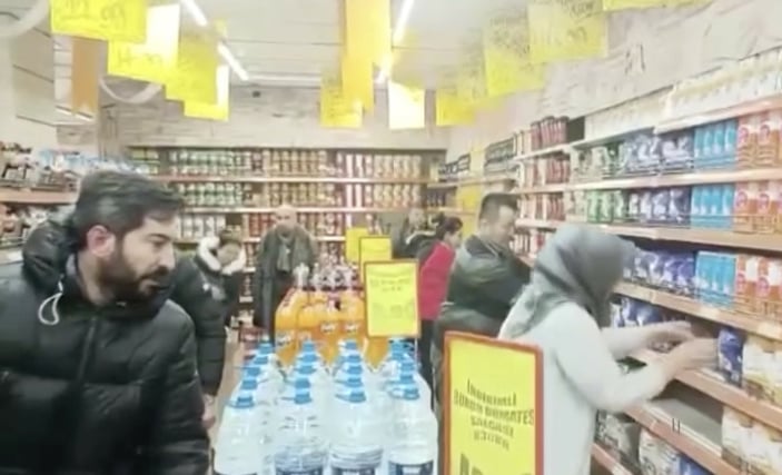 Esenyurt'ta 2 marketinin tüm ürünlerini deprem bölgesine gönderdi