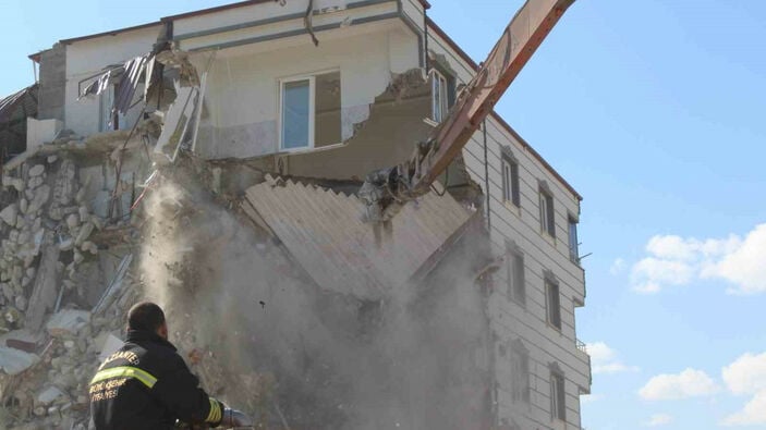 Gaziantep İslahiye’de ağır hasarlı binaların yıkımına başlandı