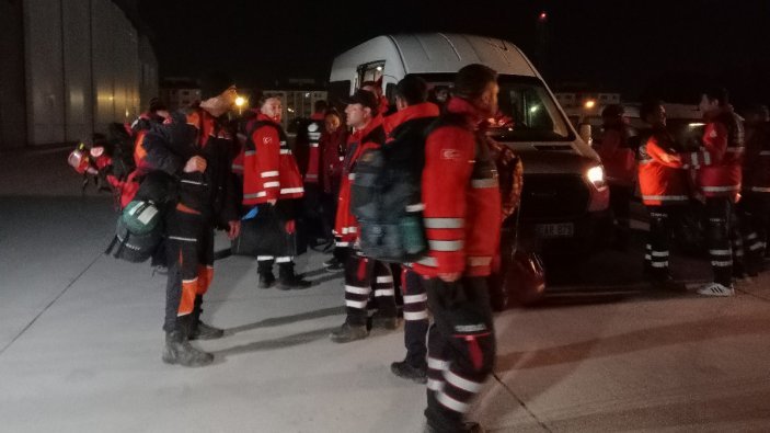 Hatay'da arama kurtarma çalışmalarına katılan 32 İBB itfaiye ekibi İstanbul'a döndü