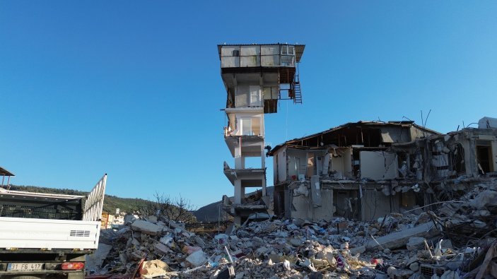 Hatay'da bina yıkılmasına rağmen güvercin yuvaları yıkılmadı