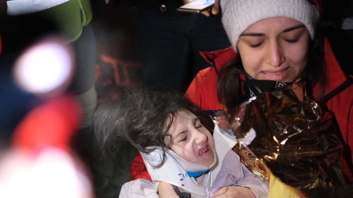 Hatay'da cenazeleri alınmaya gidilen baba kız, enkazdan sağ çıkarıldı