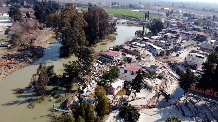 Hatay'da deprem sonrasında bazı evler Asi Nehri'ne sürüklendi