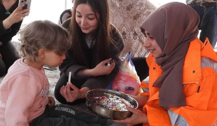 Hatay'da depremzede 3 yaşındaki çocuğa doğum günü sürprizi