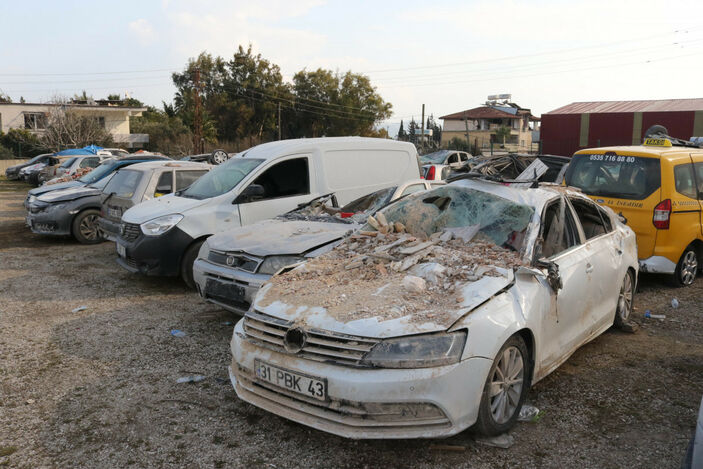 Hatay'da enkazdan çıkarılan araçlar resmi evraklarla teslim ediliyor