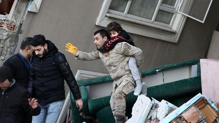 Hatay'da komandolar 8 kişiyi kurtardı