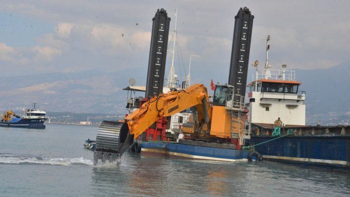 Hatay'da yardım gemilerinin girebilmesi için balıkçı barınağı derinleştiriliyor