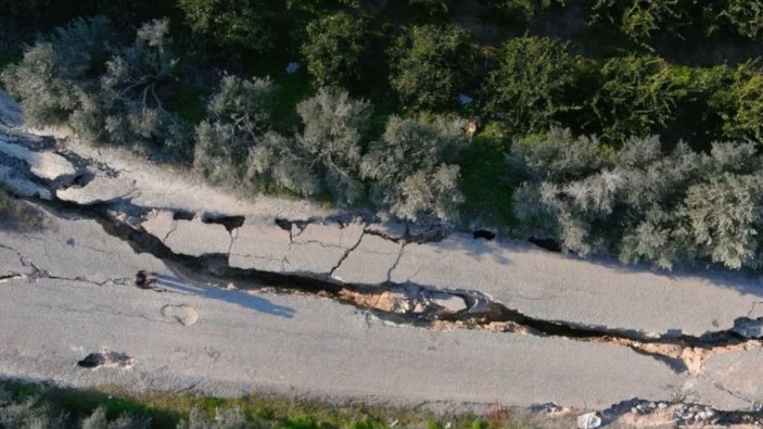 Hatay'da yarıkların oluştuğu 3 kilometrelik yol çöktü