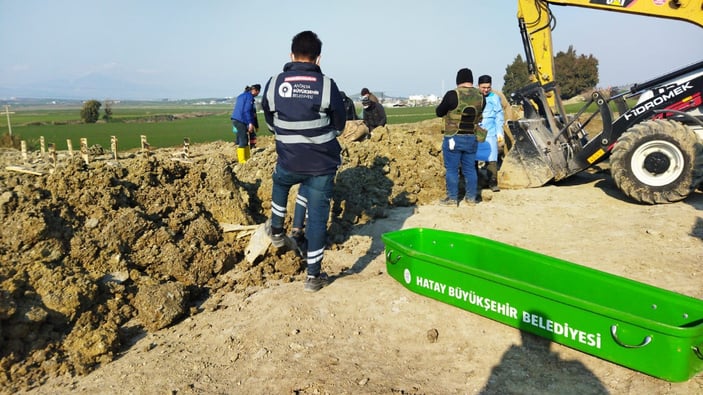 Hatay’daki cenazeler Antalya’dan gelen ekip tarafından defnediliyor