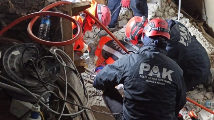 Hatay'daki depremde enkaz altında kalan 3 kişi için zamana karşı yarış