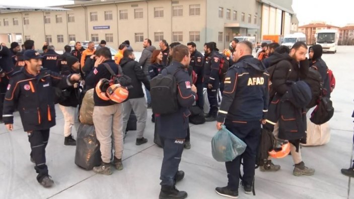 Hatay'dan gelen 58 AFAD personeli havalimanında alkışlarla karşılandı