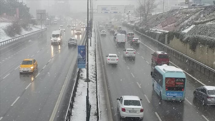 İstanbul'da kar yağışı yarın öğlene kadar sürecek