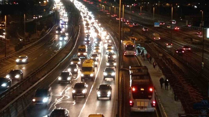 İstanbul'da okulların açılmasıyla trafik yoğunluğu arttı