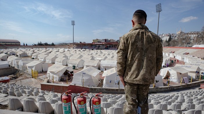 Kahraman Mehmetçik, çadır kentlerde 24 saat yangın nöbeti tutuyor