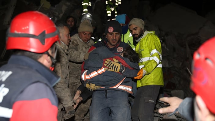 Kahramanmaraş'ta 3 kişilik aile, 72 saat sonra enkaz altından kurtarıldı