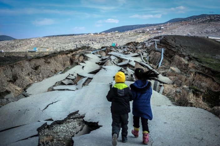 Kahramanmaraş'ta deprem nedeniyle ikiye bölünen havadan görüntülendi