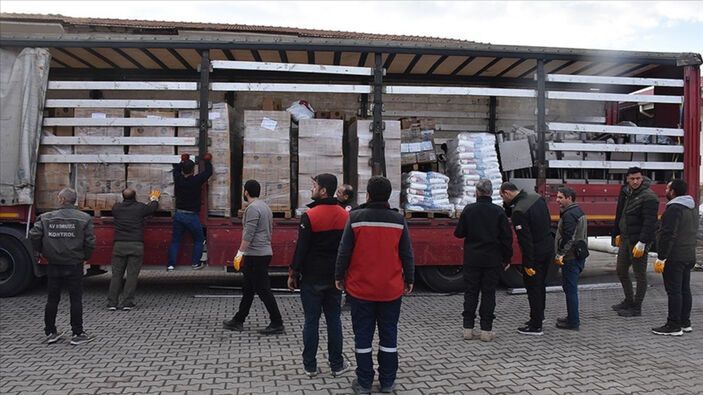 Kahramanmaraş'ta deprem yardımları, kırsaldaki üreticiye teslim ediliyor