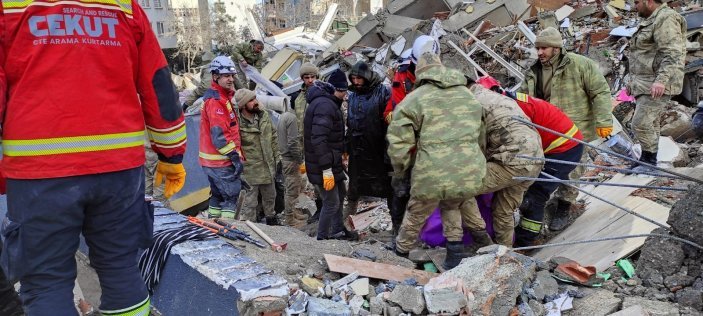 Kahramanmaraş'ta enkaz altından köpek çıkarıldı