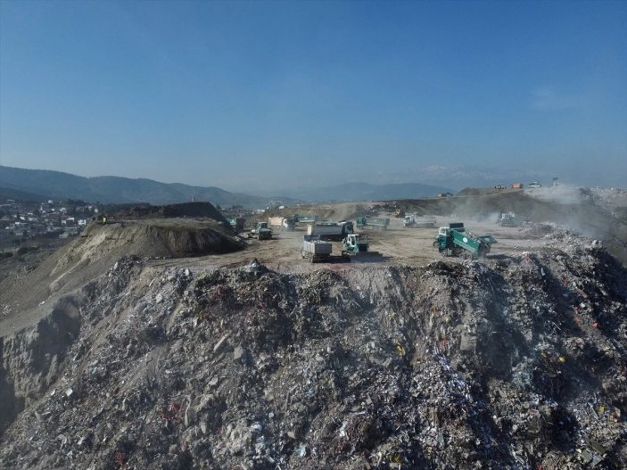 Kahramanmaraş'ta yıkılan binalardan toplanan enkaz dağ gibi yükseliyor