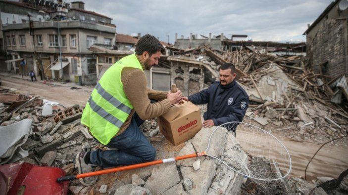 Kuş gözlemcisi Alper Tüydeş, deprem bölgesinde yuvasız kalan güvercinlere sahip çıkıyor