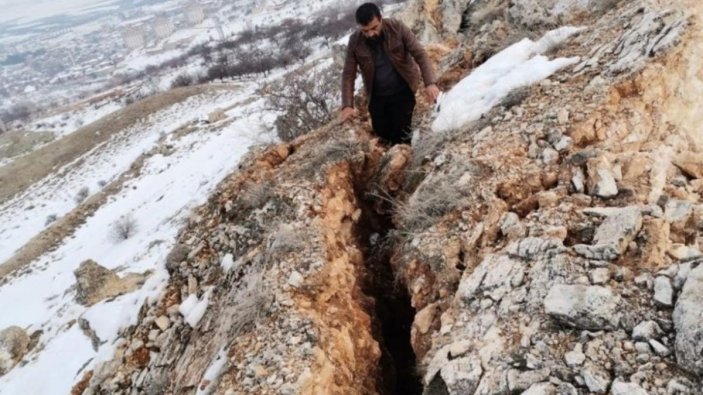 Malatya'da deprem dağı ortadan ikiye böldü