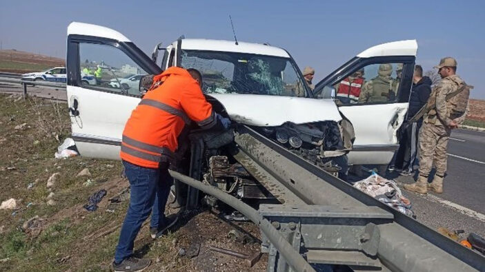 Mardin'de kamyonet bariyerlere saplandı: 2 ölü