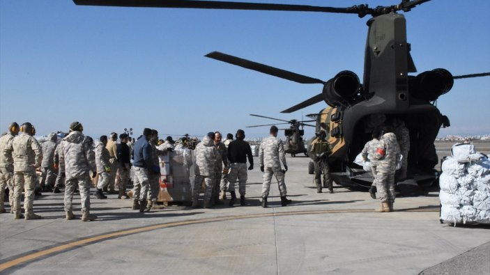 Mehmetçik, İncirlik Üssü'nde yardımların sevkiyatı için gece gündüz görev başında