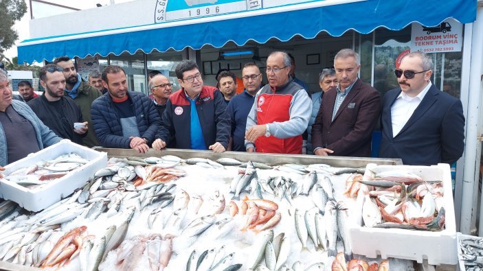 Muğla''da tuttukları balıkları satıp, parasını depremzedelere bağışladılar