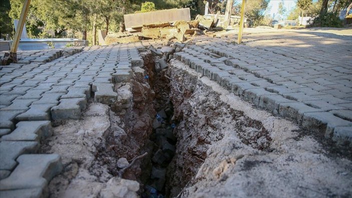 Nurdağı'nda deprem nedeniyle yarıklar meydana geldi