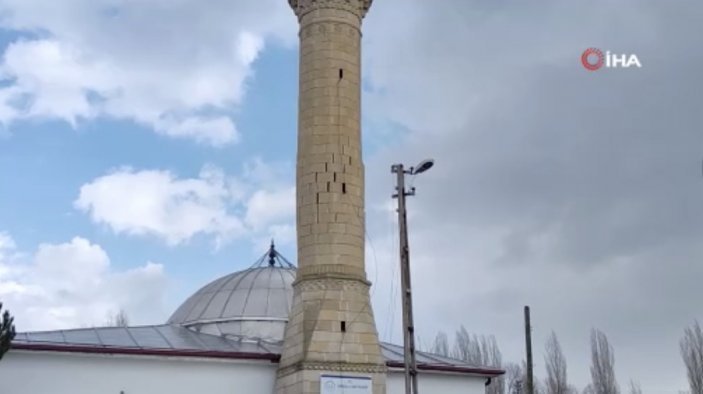 Sivas'ta depremde zarar gören minare yıkıldı