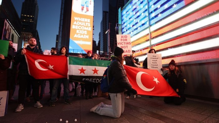 Times Meydanı'nda depremzedeleri anmak için Türkiye ve Suriye bayrağı açıldı