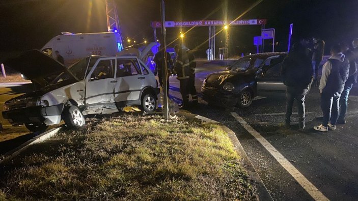 Zonguldak'ta kavşakta 2 araç çarpıştı: 2'si ağır 3 yaralı