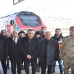 Azerbaycan'dan yardım malzemelerini taşıyan tren Kars'a geldi