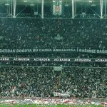 Beşiktaş taraftarı, depremzedeler adına sahaya oyuncak attı