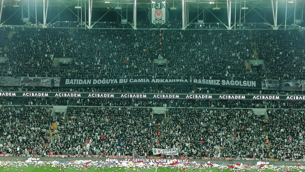 besiktas-taraftarlari-depremzedeler-adina-sahaya-oyuncak-atti_b8598845.jpg