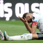 Beşiktaş'ta Cenk Tosun penaltı vuruşunu kaçırdı