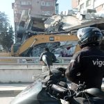 Deprem bölgesinde moto kuryeler gönüllü olarak hizmet veriyor