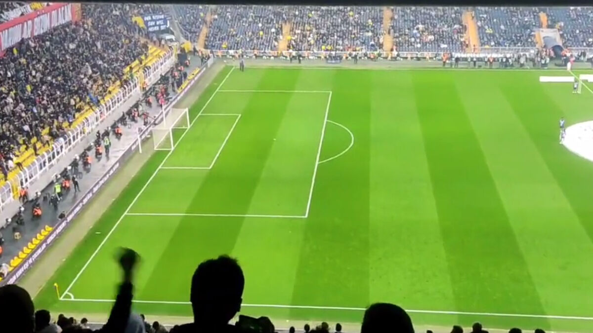 fenerbahce-konyaspor-maci-oncesi-fenerbahce-tribunlerinde-hukumet_a3500199.jpg