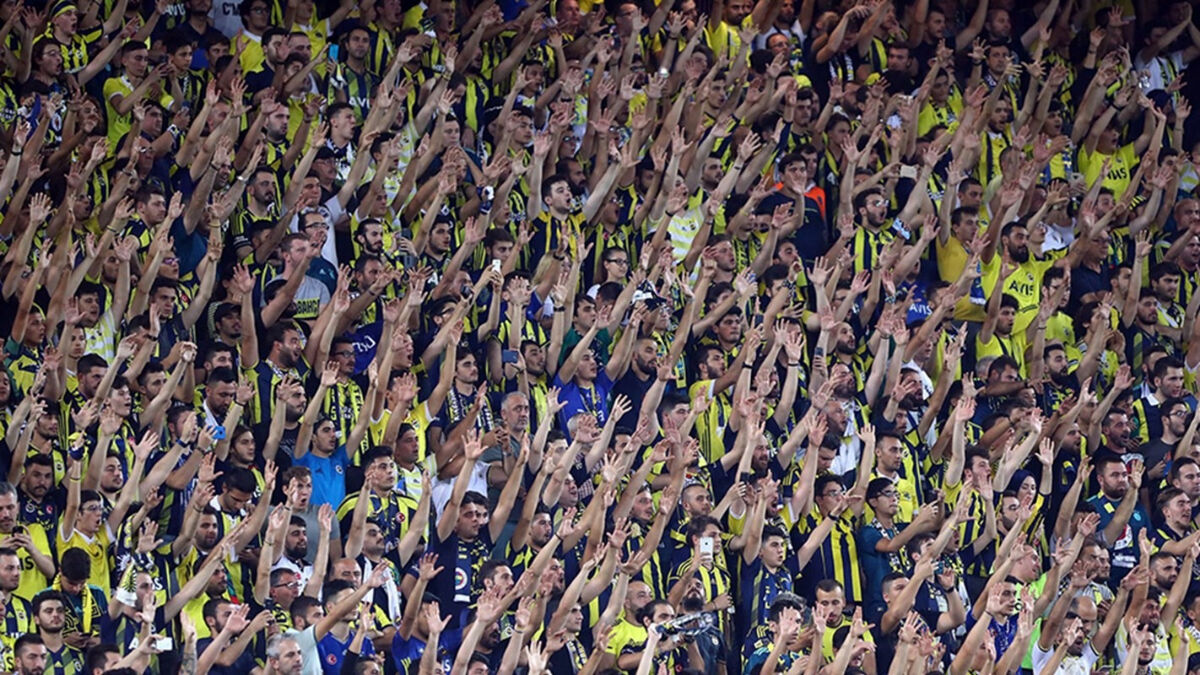 fenerbahce-tribunlerinden-afetzedeler-icin-anlamli-hareket_a141a687.jpg