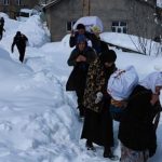 Hakkari'de karlı yolları aşarak depremzedelere ekmek gönderdiler