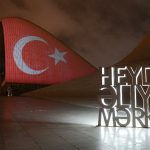 Haydar Aliyev Merkezi'ne Türk bayrağı silüeti yansıtıldı